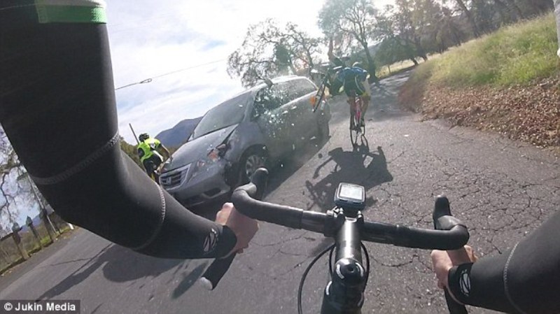 Αυτοί οι ποδηλάτες είχαν «άγιο» (Video) - Media