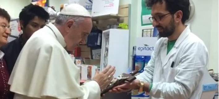 Ο Πάπας πήγε να αγοράσει παπούτσια σε φαρμακείο και προκάλεσε φρενίτιδα (Video) - Media