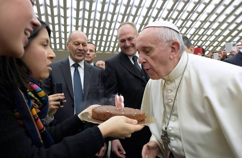 Ο πάπας Φραγκίσκος έσβησε 80 κεράκια - Ευχές απ’ όλο τον κόσμο για τα γενέθλιά του - Media