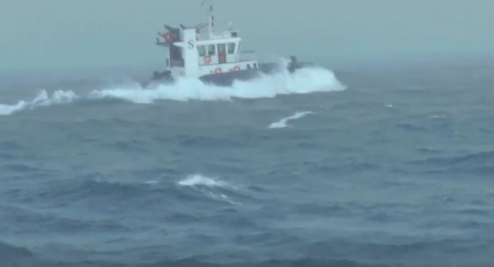 Ρυμουλκό «παλεύει» με τα κύματα στο Κρητικό πέλαγος (βίντεο) - Media