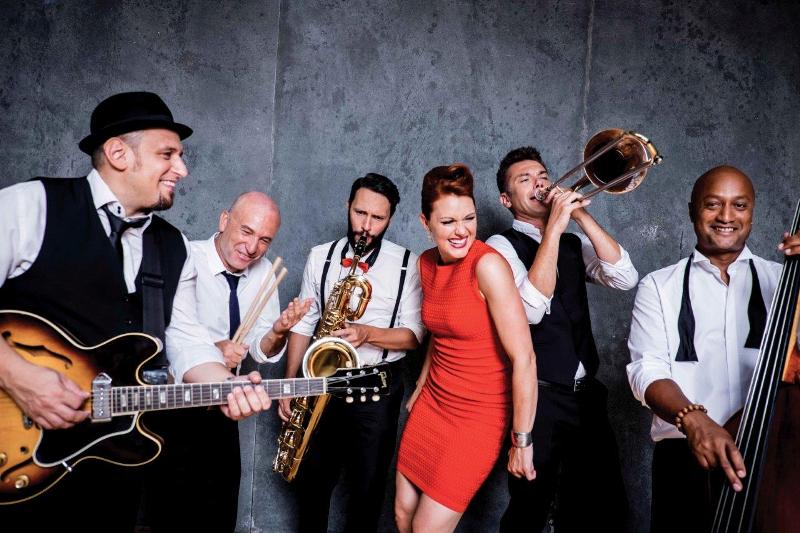 ROBYN BENNETT & BANG BANG: Ξέφρενο pop swing στο πιο «καυτό» ρεβεγιόν Πρωτοχρονιάς! - Media