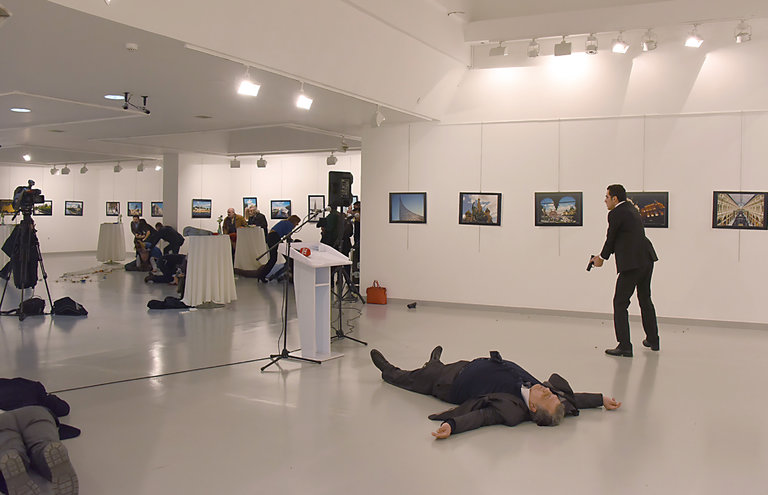 Ο Αλτιντάς έκανε αυτοψία στην έκθεση ζωγραφικής πριν «χτυπήσει» (Video) - Media