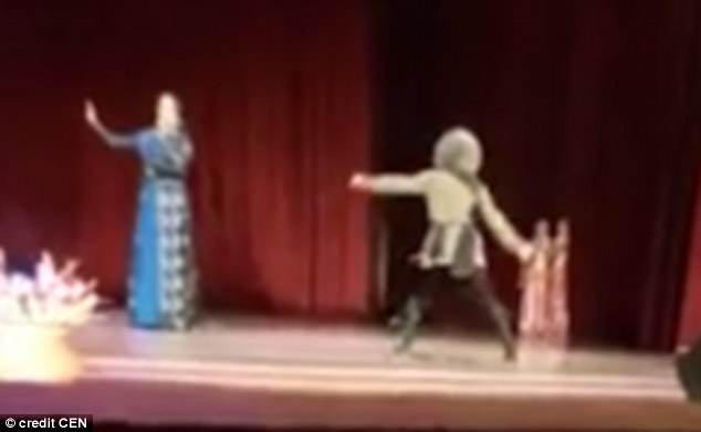 Σοκαριστικό βίντεο: Χορευτής πέθανε επί σκηνής την ώρα της παράστασης - Media