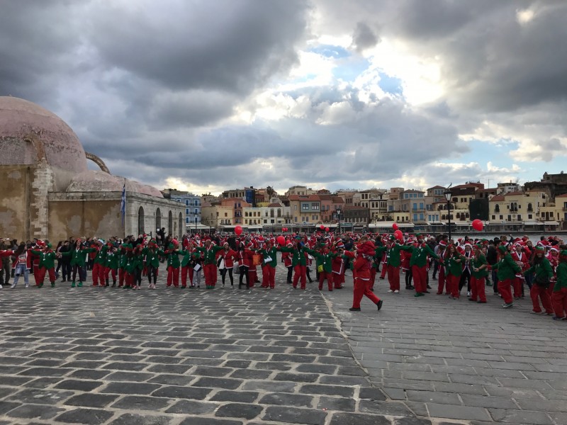 Εντυπωσιακές εικόνες από το μεγαλύτερο  Santa Run στην Ελλάδα (Videos) - Media