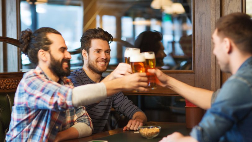 Οι άντρες για να είναι υγιείς πρέπει να τα πίνουν δυο φορές την εβδομάδα με τους φίλους τους - Έρευνα από το Πανεπιστήμιο της Οξφόρδης - Media