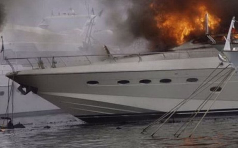 Τρεις τουρίστες κάηκαν ζωντανοί πάνω σε ιστιοπλοϊκό που τυλίχθηκε στις φλόγες - Media