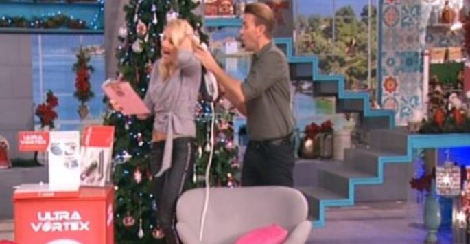 Απίστευτο ατύχημα on air για τη Φαίη Σκορδά - Σκούπα ρούφηξε τα μαλλιά της (Video) - Media