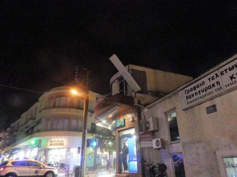 Κίνδυνος για ηλεκτροπληξία στο κέντρο των Χανίων – Ταμπέλα πάνω στα καλώδια της ΔΕΗ (Photos) - Media