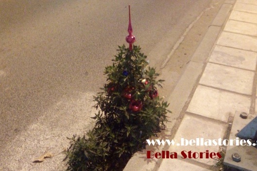 Μοναδικές εικόνες στη Θεσσαλονίκη: Στόλισαν χριστουγεννιάτικο δέντρο στην άκρη του δρόμου  - Media