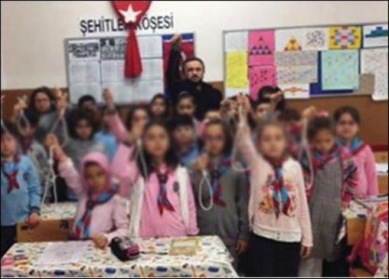 Φρίκη: Τούρκος δάσκαλος βάζει τους μαθητές του να κρατήσουν… κρεμάλες! (Photos) - Media