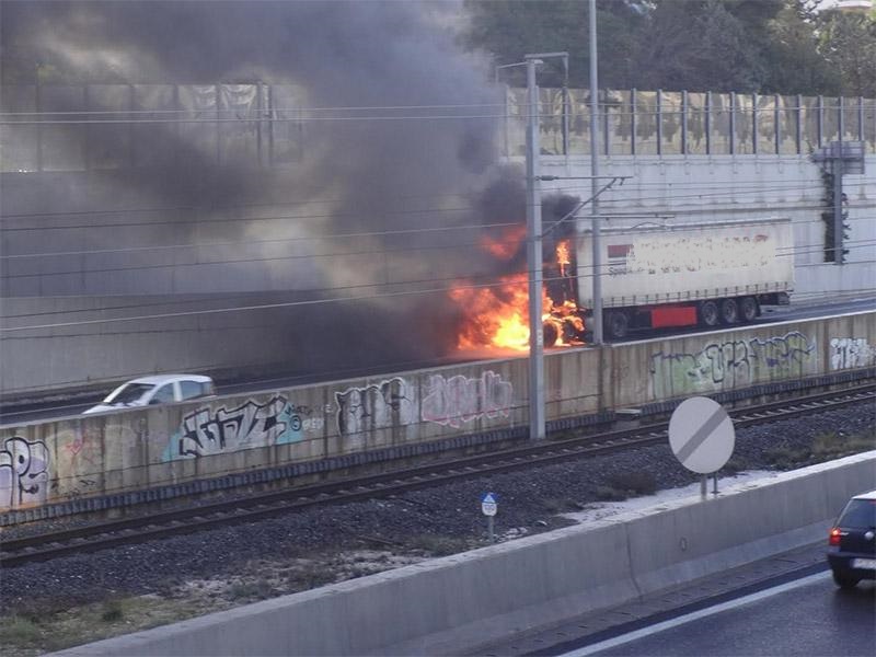 Φορτηγό στις φλόγες στην Αττική Οδό - Κλειστή η έξοδος προς Ελευσίνα - Media