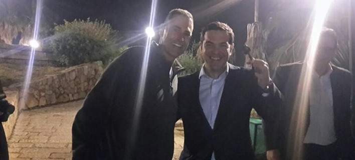 Ο Τσίπρας φωτογραφίζεται με τον μάγο Γιούρι Γκέλερ - Με ένα κουτάλι στο χέρι (Photo) - Media