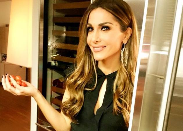 Το εντυπωσιακά στολισμένο γιορτινό τραπέζι της Βανδή (Photo) - Media