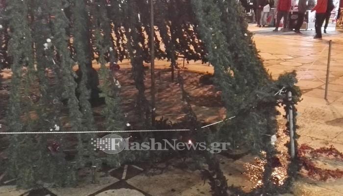 Πήγαν να κάψουν το χριστουγεννιάτικο δέντρο στα Χανιά - Media