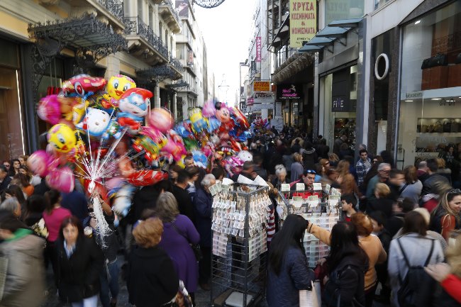 Πόσα θα ξοδέψουν οι Έλληνες τα Χριστούγεννα - Media