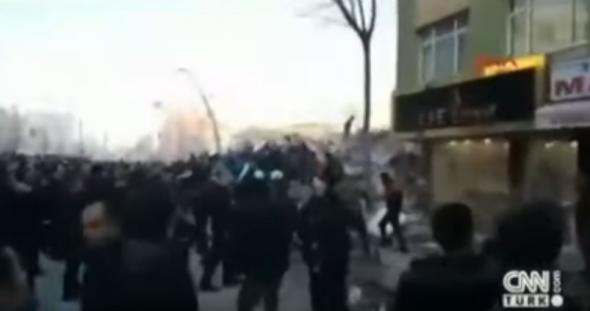 Το πρώτο ανατριχιαστικό βίντεο από την κατάρρευση κτιρίου στην Κωνσταντινούπολη - Καταπλακώθηκε 6χρονο παιδί (Video) - Media