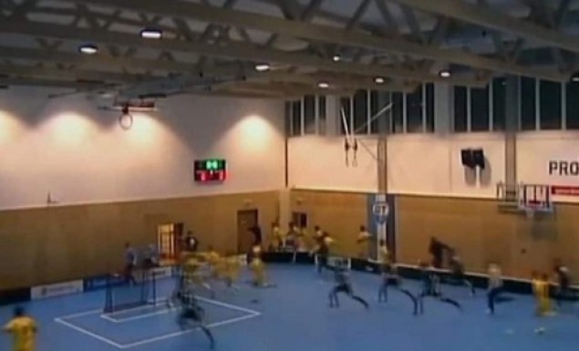 Θρίλερ σε αγώνα παίδων - Κατέρρευσε οροφή από το χιόνι την ώρα του αγώνα (Video) - Media