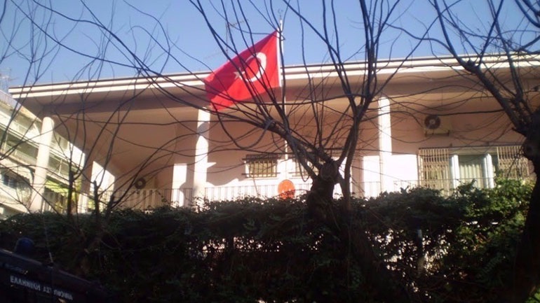 Επίθεση με μολότοφ σε διμοιρία των ΜΑΤ έξω από το τουρκικό Προξενείο στη Θεσσαλονίκη - Media