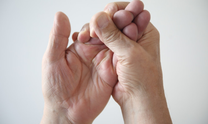 Μούδιασμα στα άκρα: Ποιες σοβαρές παθήσεις μπορεί να κρύβει - Media