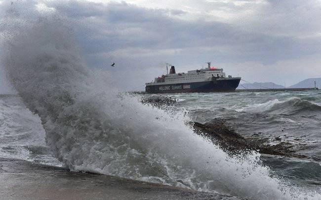 Τα 9 μποφόρ «δένουν» τα πλοία στον Πειραιά - Για ποια δρομολόγια «βγήκε» απαγορευτικό  - Media