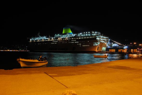 Θρίλερ στο λιμάνι του Πειραιά - Έπεσε αυτοκίνητο στη θάλασσα - Media