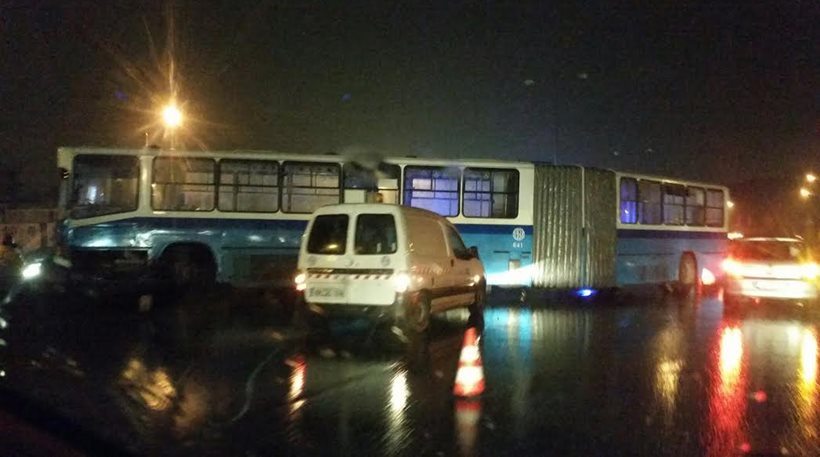 Θεσσαλονίκη: «Δίπλωσε» λεωφορείο λόγω ολισθηρότητας     - Media