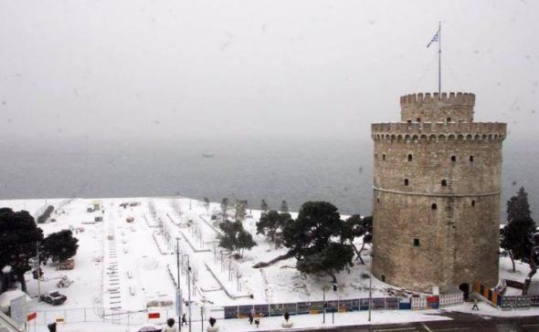 Κόντρα στην κακοκαιρία! - Viral ο... αμάσητος Θεσσαλονικιός που πίνει φραπέ με μαγιό και πετσέτα παραλίας στο χιόνι (Photo) - Media