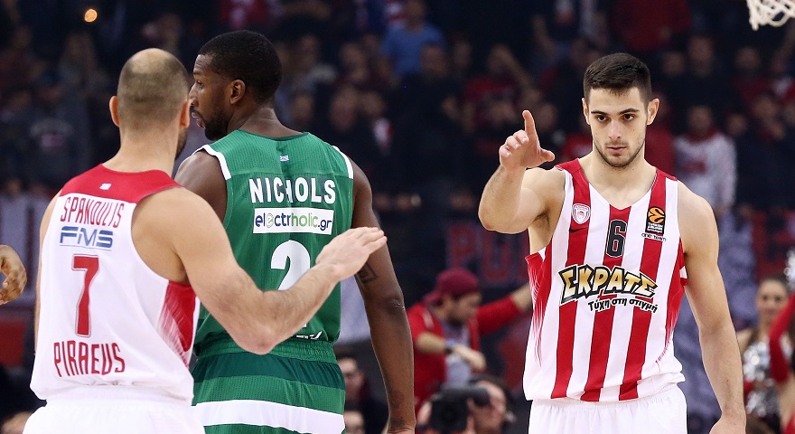 «Κόκκινος» θρίαμβος στο ντέρμπι αιωνίων - Με... σεληνιασμένο Παπαπέτρου ο Ολυμπιακός 77-69 τον Παναθηναϊκό στο κατάμεστο ΣΕΦ - Media