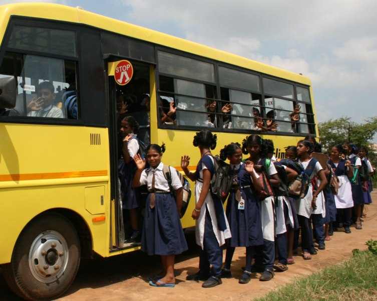 Θρήνος στην Ινδία: Σφοδρή σύγκρουση σχολικού με νταλίκα - Τουλάχιστον 15 παιδιά νεκρά - Media