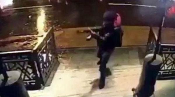 O συλληφθείς μακελάρης του Reina με τα χέρια δεμένα, το πρόσωπο στο πάτωμα, ενώ του πατάνε το κεφάλι! (Photo)  - Media