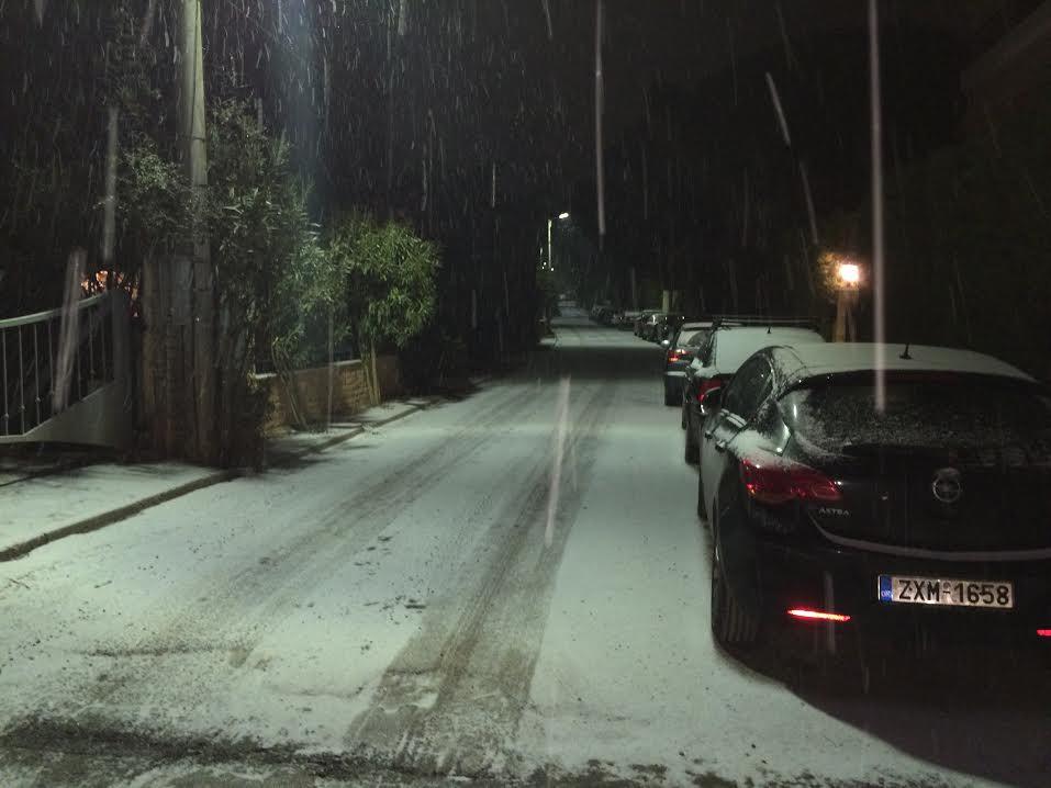 Εικόνα σε πραγματικό χρόνο από την χιονόπτωση σε Σύνταγμα, Ακρόπολη και Πειραιά (Live) - Media