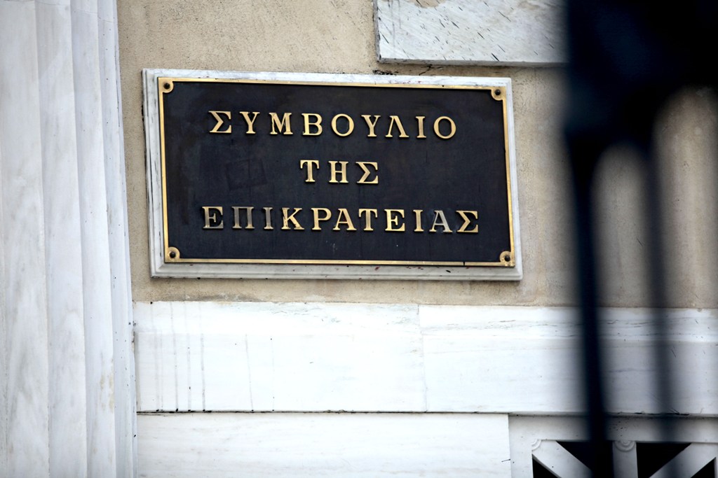 Το ΣτΕ επικύρωσε την απόλυση δυο εφοριακών υπαλλήλων για φακελάκι - Media