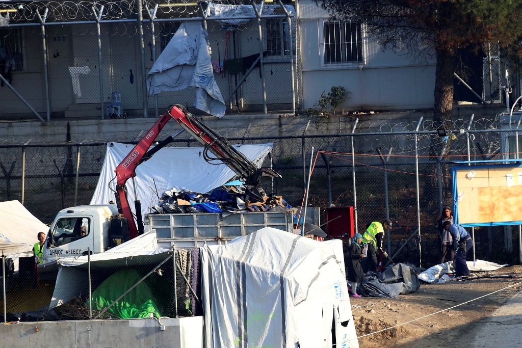Λέσβος: Προστατευτικά πάνελ για τις σκηνές στους προσφυγικούς καταυλισμούς - Media