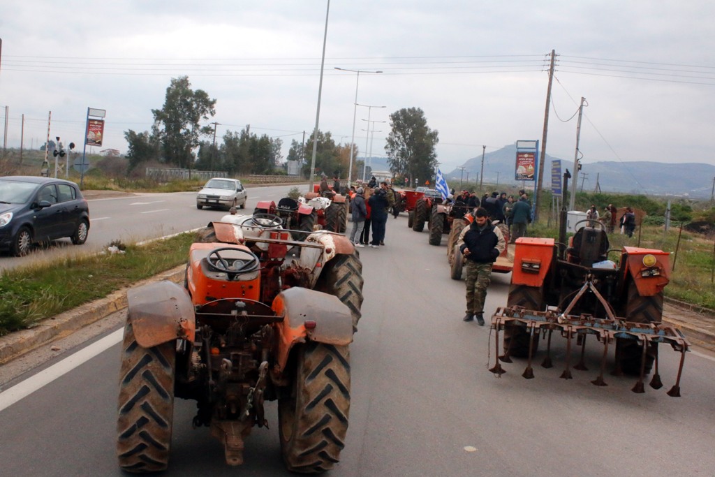 Αγρότες στον Λάρισα έκλεισαν την Ε.Ο. στο ρεύμα προς Θεσσαλονίκη	 - Media
