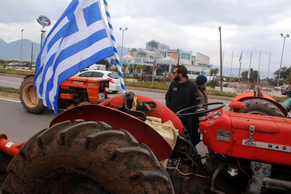 Συνεχίζονται οι κινητοποιήσεις των αγροτών: Κλειστή η εθνική οδός Λάρισας - Κοζάνης, ανοιχτή η Σερρών - Θεσσαλονίκης - Media
