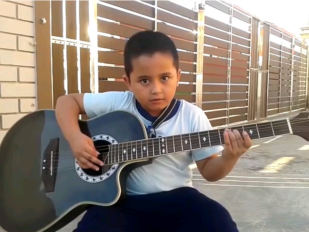 Η πιο γλυκιά εκτέλεση του «Nothing Else Matters» των Metallica - Είναι 7 ετών, το τραγουδάει και το παίζει σε κιθάρα (Video) - Media