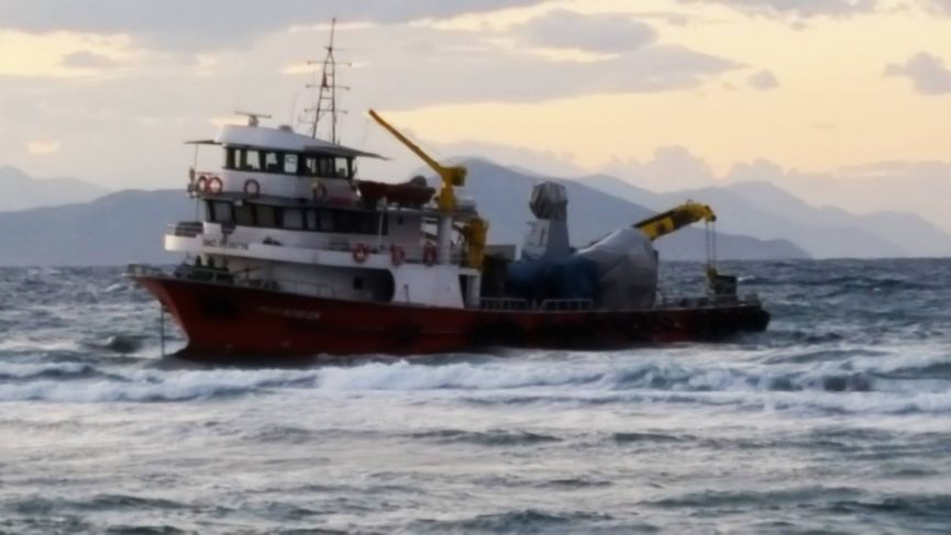 Αποκολλήθηκαν τα δύο πλοία με σημαία Τουρκίας που είχαν προσαράξει κοντά στην Κω - Media