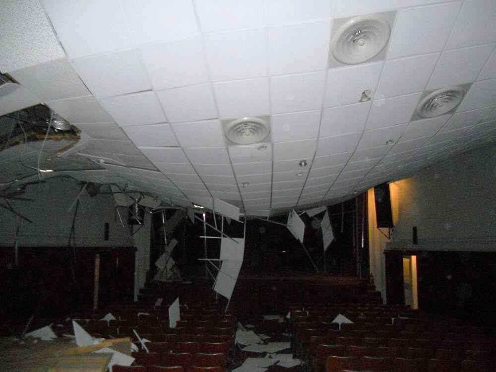 Βιβλική καταστροφή του θεάτρου του Αναγνωστηρίου Αγιάσου-Έπεσε η σκεπή από το χιόνι (Photos) - Media