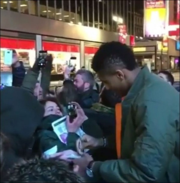 Μεγάλος Giannis! Βγήκε από το λεωφορείο για να μιλήσει με θαυμαστές- «Δεν υπογράφω πάνω στη σημαία» (Video) - Media