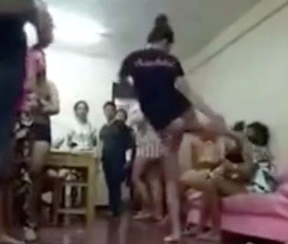 Απατημένη σύζυγος έσυρε από το μαλλί τη γυμνή ερωμένη του άνδρα της (Video)  - Media