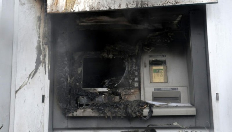 Χανιά: Έβαλαν φωτιά σε ΑΤΜ στο κέντρο της πόλης - Media