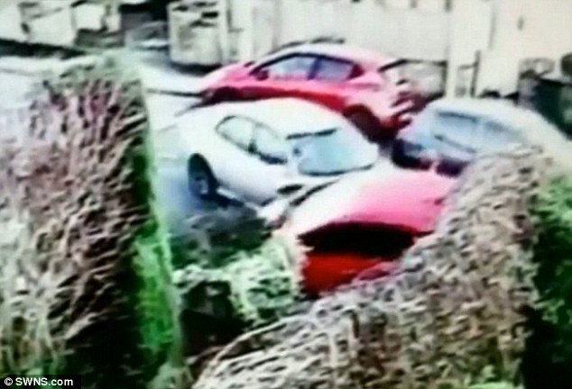 Την παρέσυρε αυτοκίνητο και γλίτωσε με μια γρατζουνιά (Photos-Video) - Media