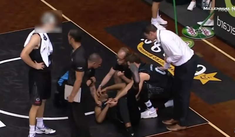 Του βγήκε το μάτι από το δάχτυλο του αντιπάλου του, σε αγώνα μπάσκετ (Video: Σκληρές εικόνες) - Media