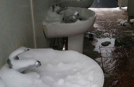 Εικόνες ντροπής στον καταυλισμό στο Δερβένι: Χιόνι μέχρι και στις τουαλέτες των προσφύγων - Media