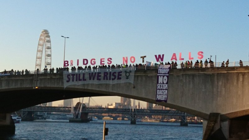 «Χτίστε Γέφυρες Όχι Τείχη»: Η διαδήλωση κατά του Τραμπ στο Λονδίνο (Photos) - Media