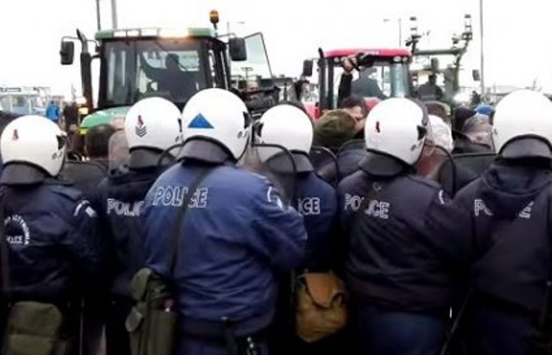 Τριπλό «μπλόκο» της ΕΛ.ΑΣ. στην πορεία των αγροτών προς τον Προμαχώνα - Media