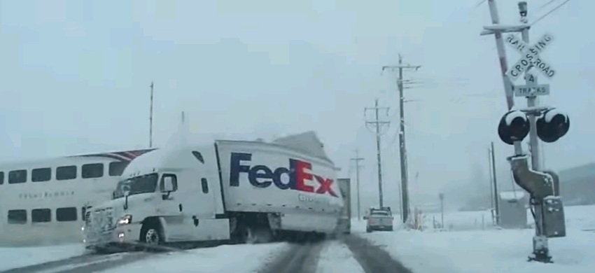 Σύγκρουση που «κόβει την ανάσα»: Τρένο πέφτει πάνω σε φορτηγό και το κάνει σμπαράλια (Video) - Media