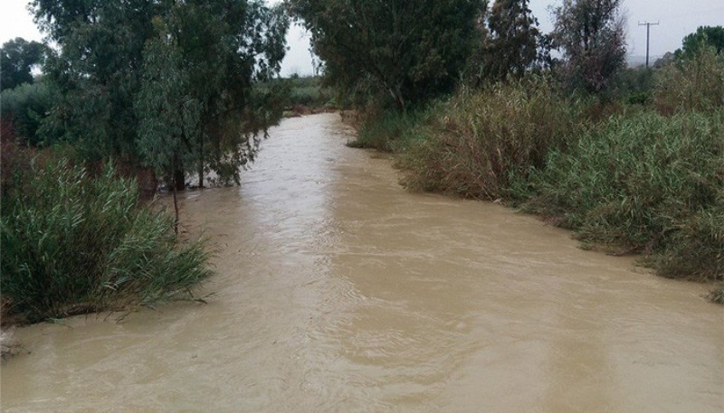 Οδηγός εγκλωβίστηκε στο αυτοκίνητο περνώντας απο ποτάμι στην Κρήτη - Media