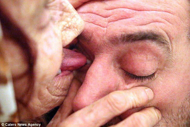 Η εναλλακτική «οφθαλμίατρος»-Γλείφει τα μάτια των ασθενών για να τους θεραπεύσει (Photo-Video) - Media