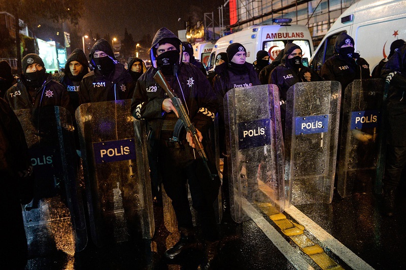 Κωνσταντινούπολη: Ρουκέτες και πυροβολισμοί εναντίον αστυνομικών στόχων  - Media